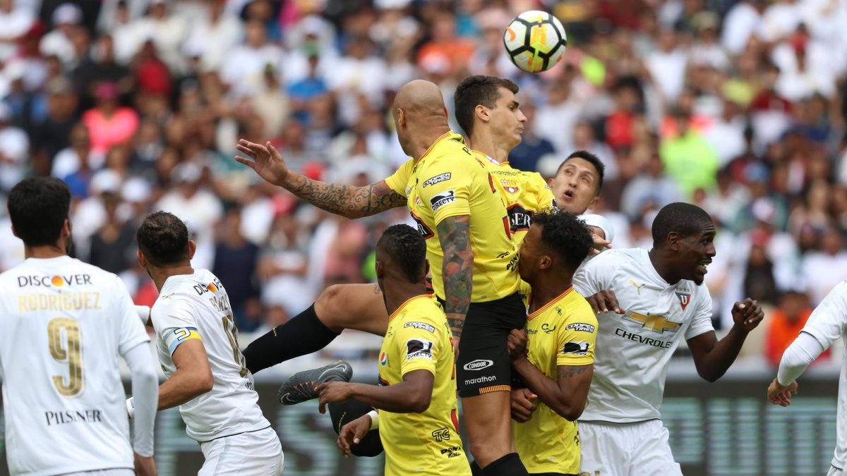 Los albos recibieron a los toreros en el estadio Rodrigo Paz, el pasado domingo 29 de abril.