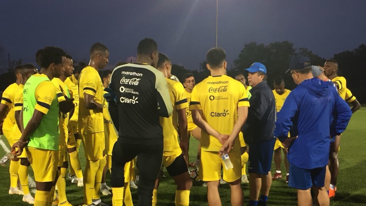 Los jugadores prepararon todo para trasladarse hacia la siguiente ciudad de la gira. El viaje a Chicago estaba pactado para las 17:00.
