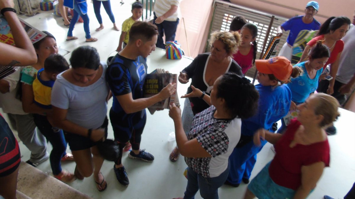 El competidor JC Palma fue el más coqueto durante la venta.