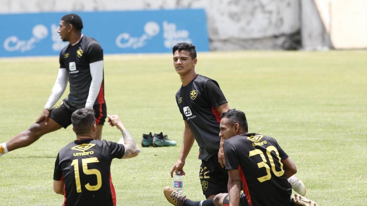 Entrenamiento de los jugadores de Aucas.