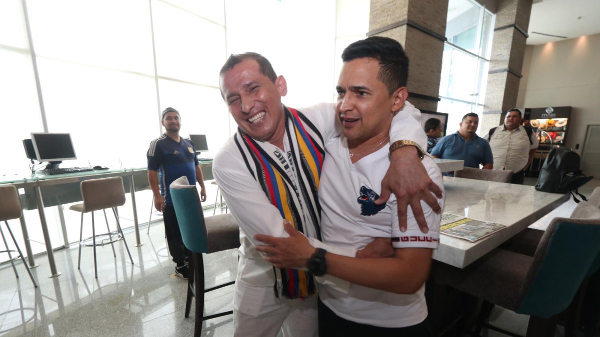 Un abrazo de vallenateros... Ecuador y Colombia unidos por la música.