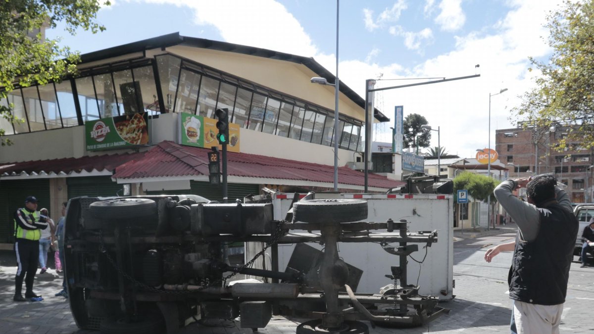 Un pequeño camión blanco y una camioneta colisionaron en esa intersección. En cada vehículo, solamente viajaba el conductor.