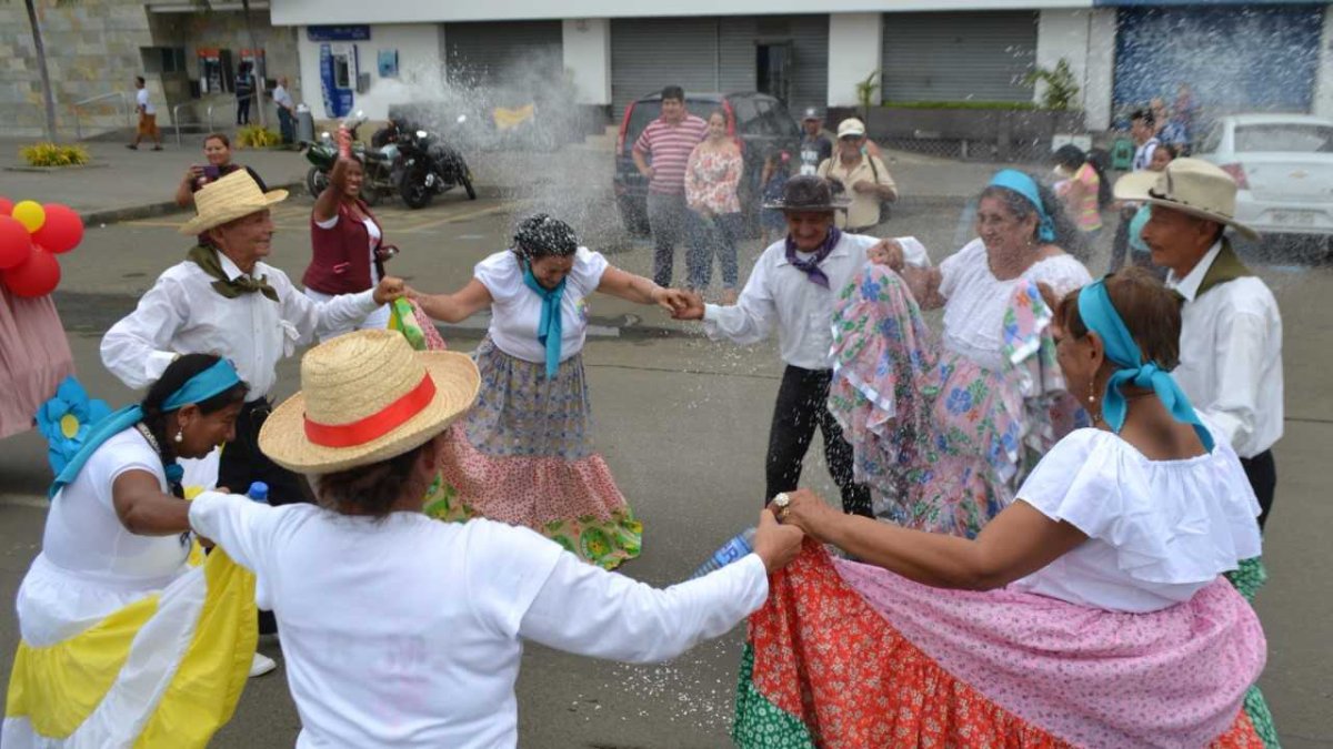 Adultos mayores bailaron en el desfile.