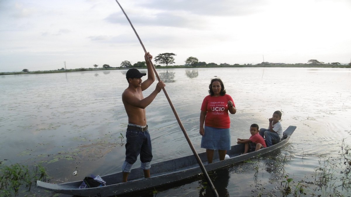 Las canoas son el único medio para salir de estos poblados.