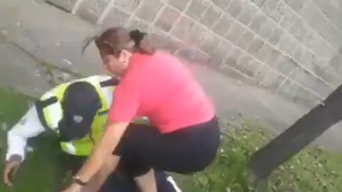 Captura de pantalla de video en el que se observa a una mujer agrediendo a un agente de tránsito en Quito.