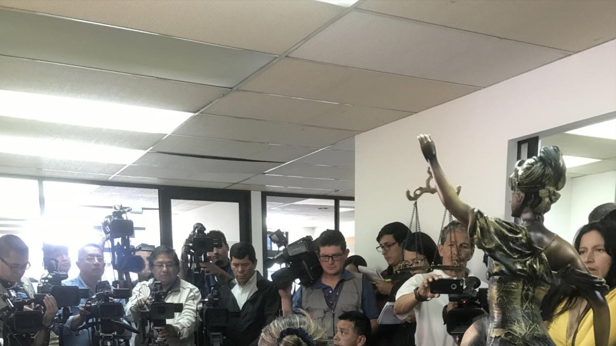 Ella no confía en la comisión que irá al país vecino a tomar la versión del último sospechoso del supuesto asesinato del chico.