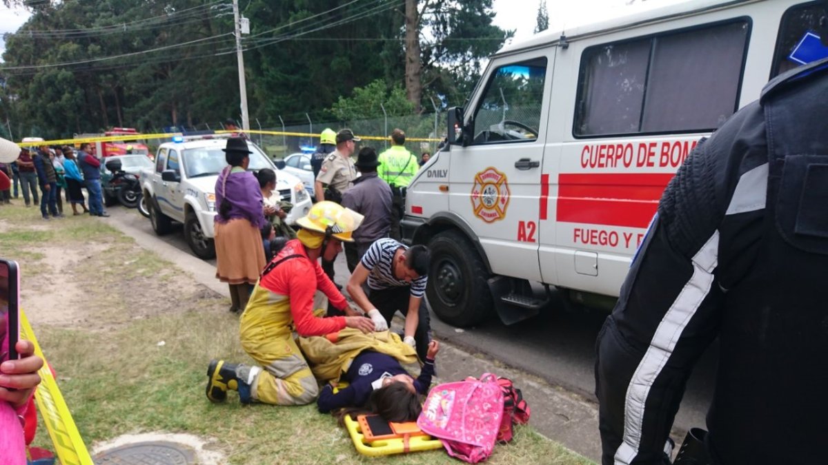 Un bus colisionó contra un muro cerca de la hacienda Guachalá.