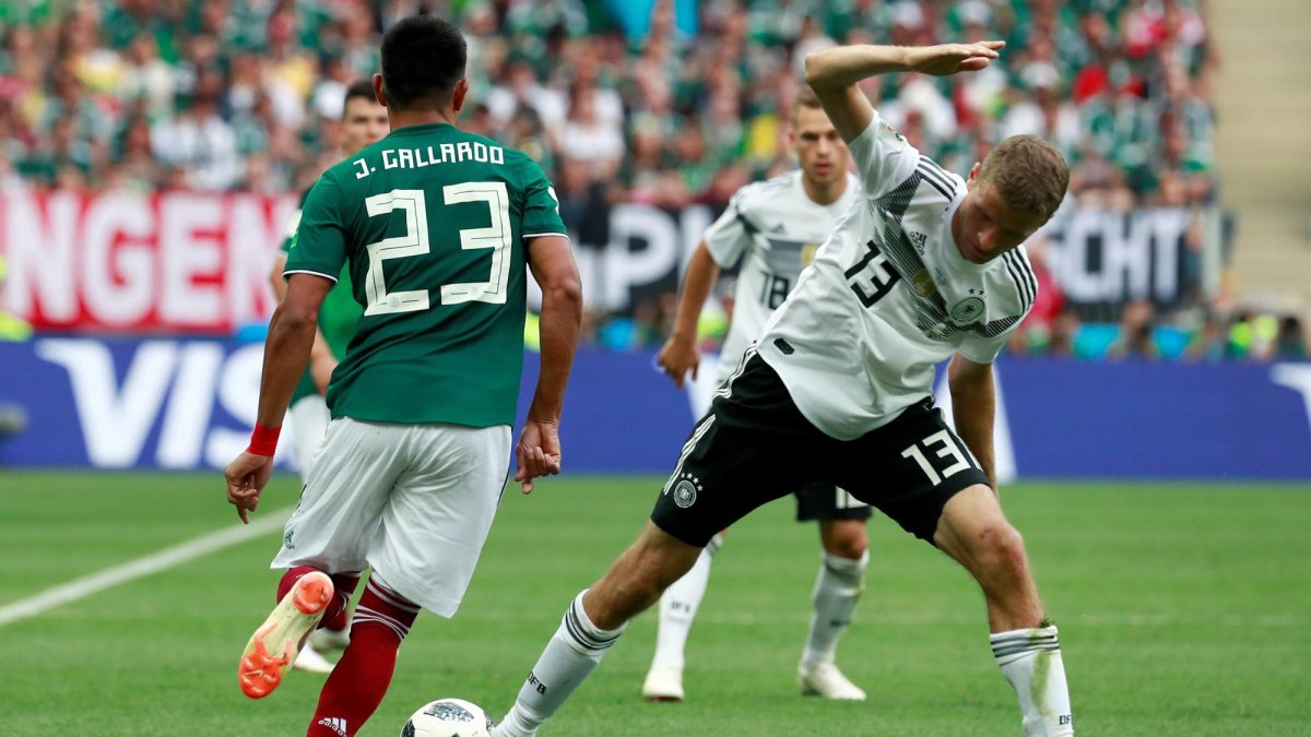 El delantero mexicano Jesús Gallardo (i) y el delantero alemán Thomas Müller durante el partido Alemania-México.