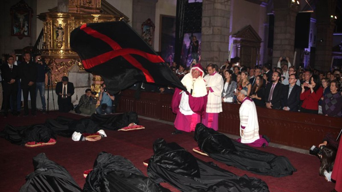 8 canónigos que están cubiertos por ropajes negros con unas colas largas de cuatro metros aproximadamente, simbólicamente van barriendo los pecados de la humanidad en el momento de recorrer el interior de la Catedral.