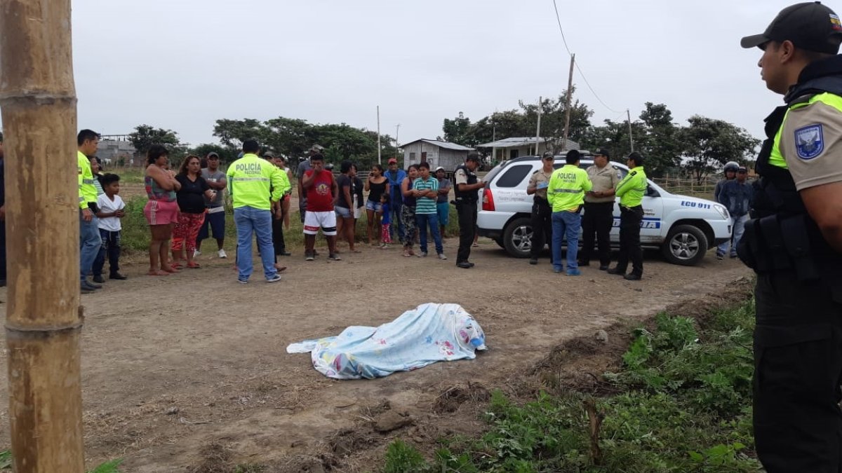 La víctima caminaba rumbo a su trabajo, cuando fue sorprendido por dos tipos a bordo de una moto que le propinaron dos balazos.
