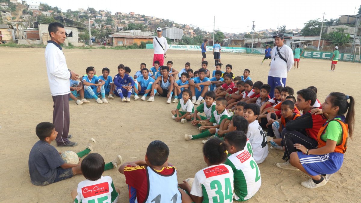 Patricio Tomalá imparte la charla a los chicos junto al profesor Genaro Aranea.