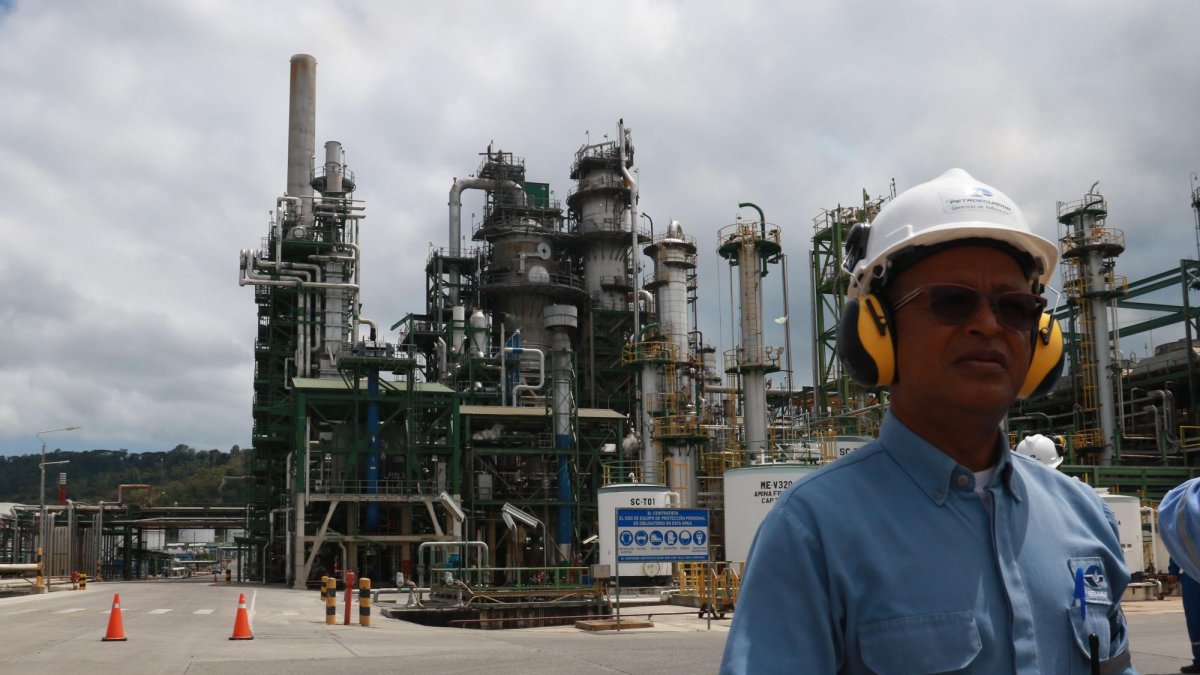 Recorrido por la Refinería de Esmeraldas.