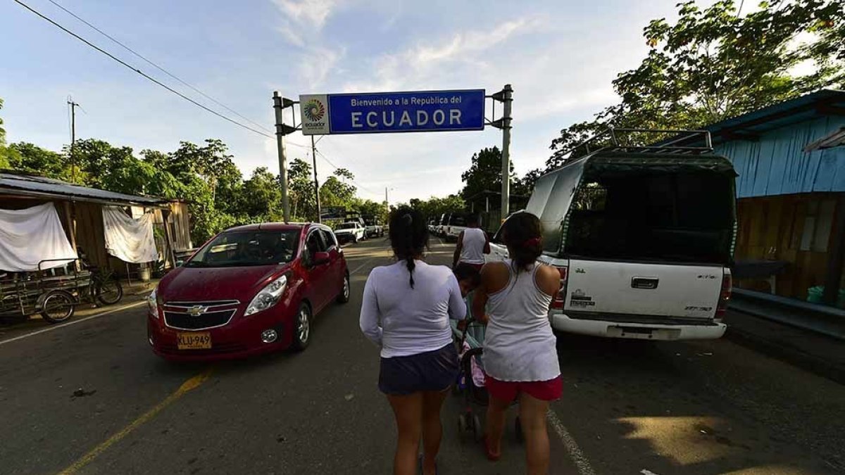 Colombianos refugiados en Ecuador cruzan la frontera.