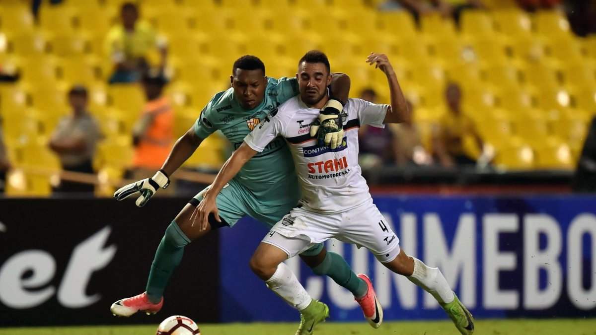 La jugada donde Máximo Banguera se llevó la tarjeta roja, pero salvó al equipo de perder.