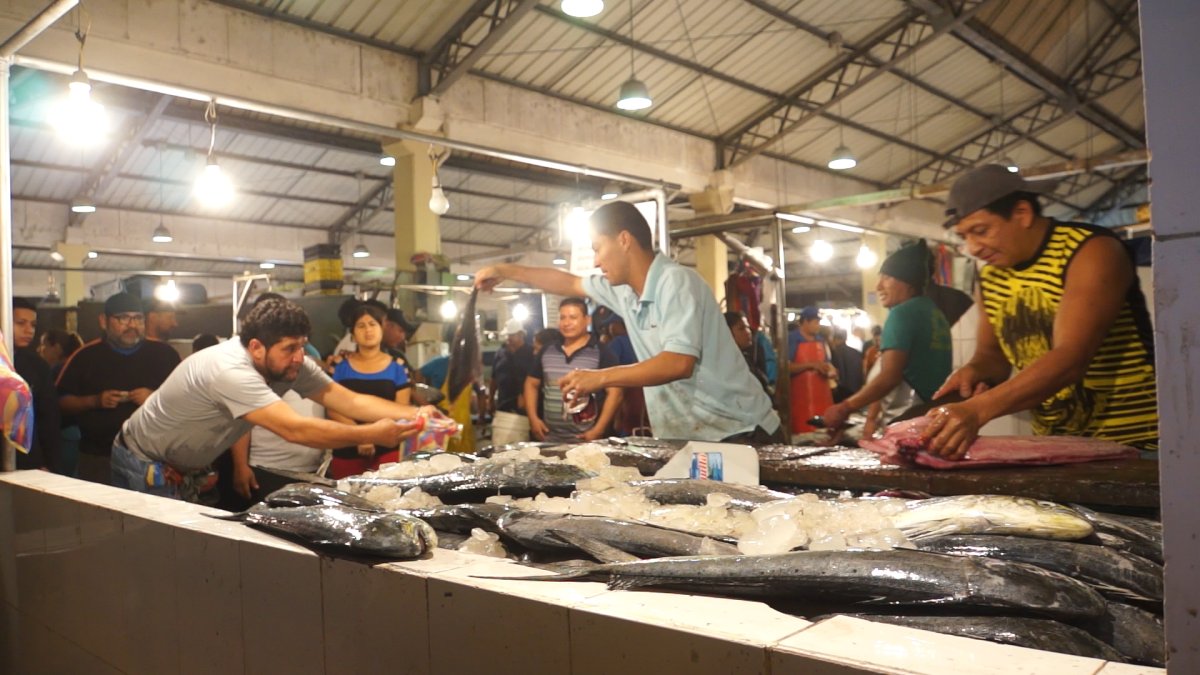 Vocear los productos que ofertan a gritos es algo normal, el potencial comprador se acerca, pregunta, y negocia el valor.