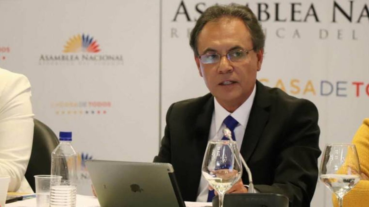 En la Asamblea también se le sigue un proceso de juicio político.