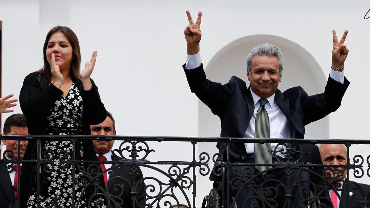 Las siete preguntas —cinco de referéndum y dos de consulta popular— tocaron temas que despertaron controversia en el ambiente político ecuatoriano.