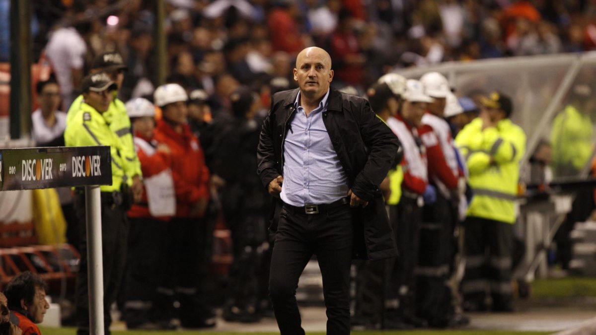 El técnico manifestó que al momento no han avanzado las negociaciones con ninguna de las opciones. “Seguimos buscando al mejor jugador, que se adapte al presupuesto del club”, dijo.