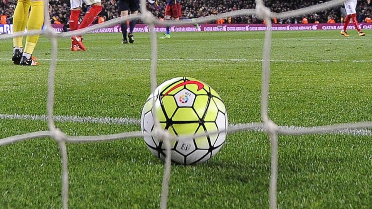 Los patrocinadores de las camisetas empezaron siendo de ámbito local, pero los medios de comunicación les han permitido ser globales