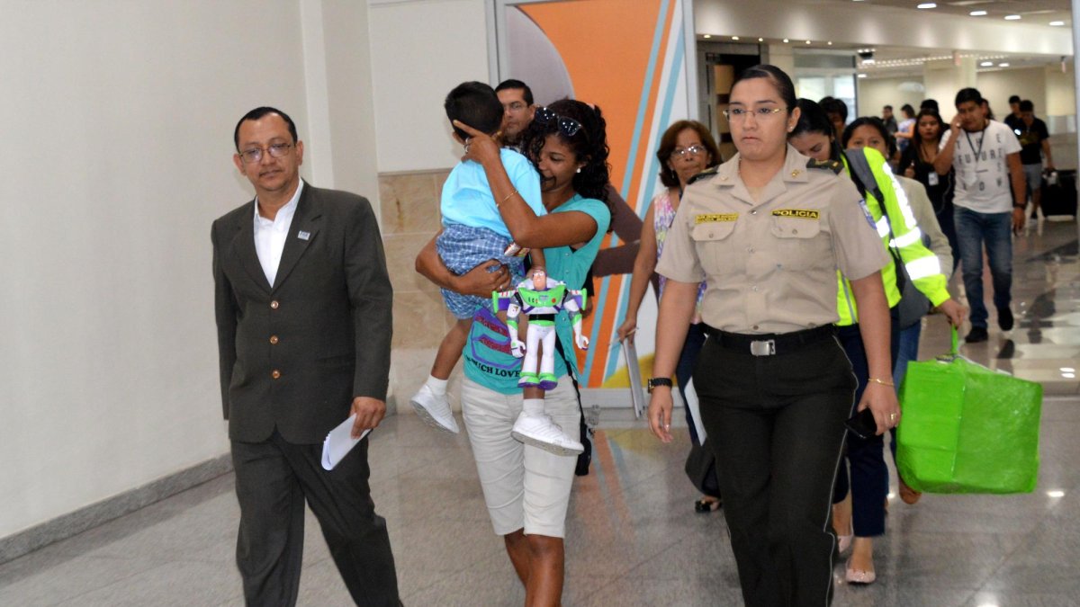 El niño fue recibido el pasado 16 de febrero por su madre y autoridades en el aeropuerto José Joaquín de Olmedo.