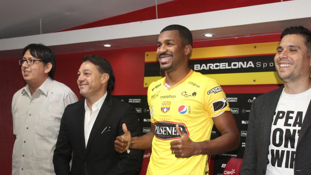 El defensor, de 30 años, fue presentado como refuerzo de Barcelona, el jueves 19 de julio.