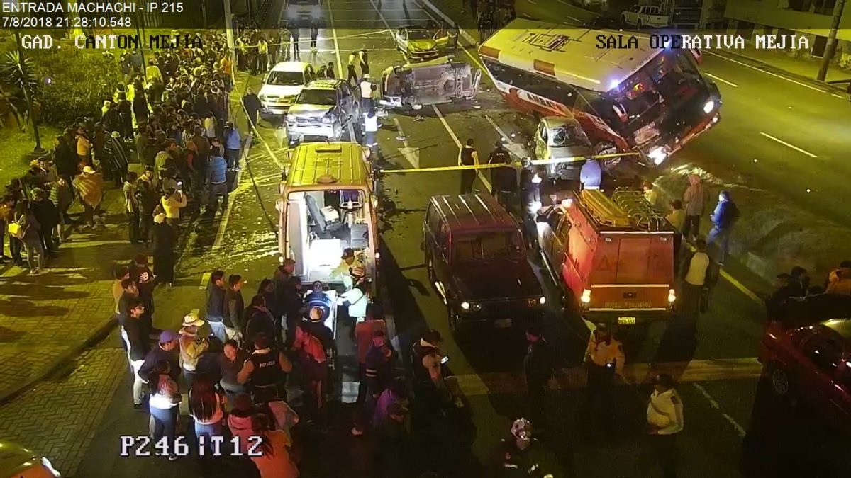 Imágenes de los equipos de emergencia en el sitio del accidente.