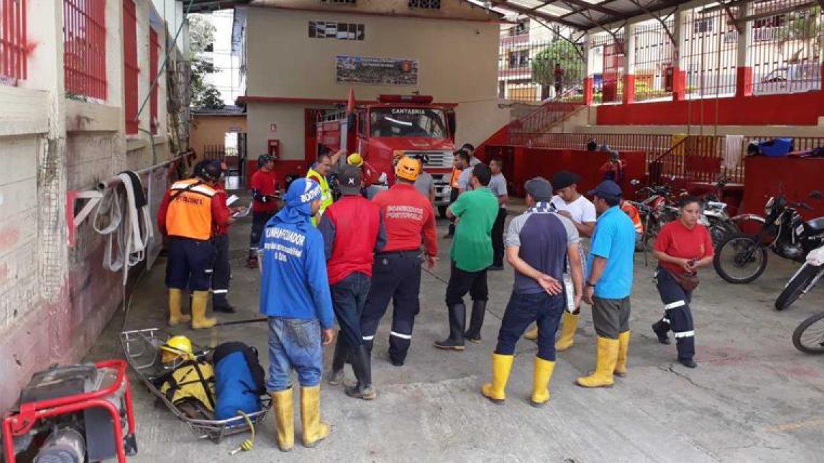 Unas 25 personas entre Bomberos, familiares y amigos se unieron a las tareas de rescate.