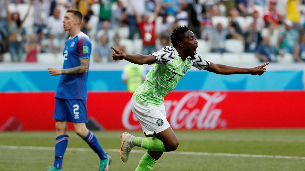 Jugador de Nigeria celebra luego del gol.