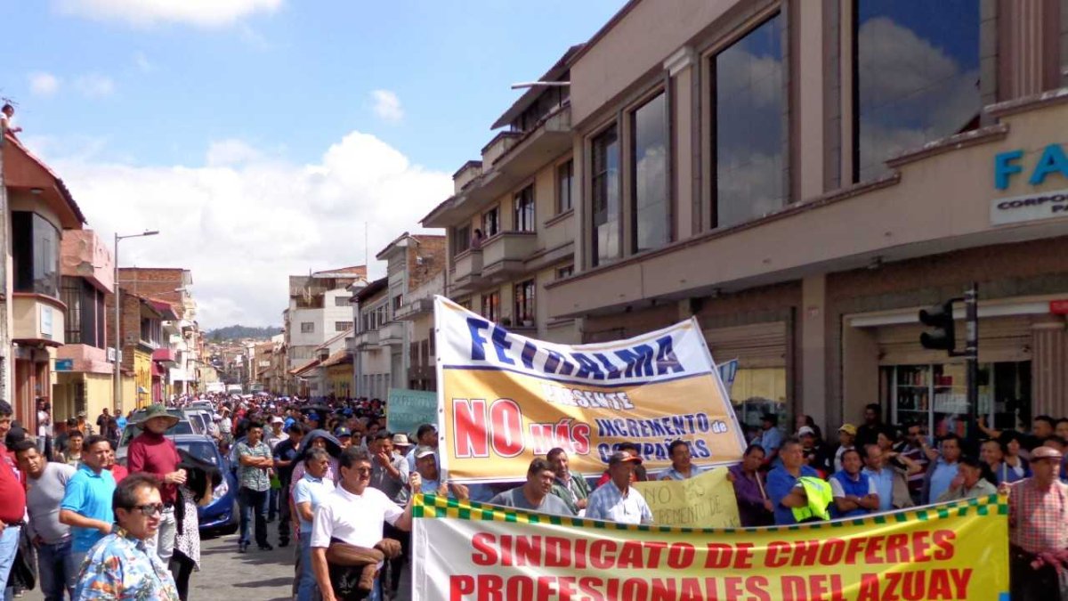 Cerca de unos cinco mil transportistas; choferes y propietarios de unidades de las siete modalidades de transporte en Cuenca, se tomaron las calles céntricas de la urbe.