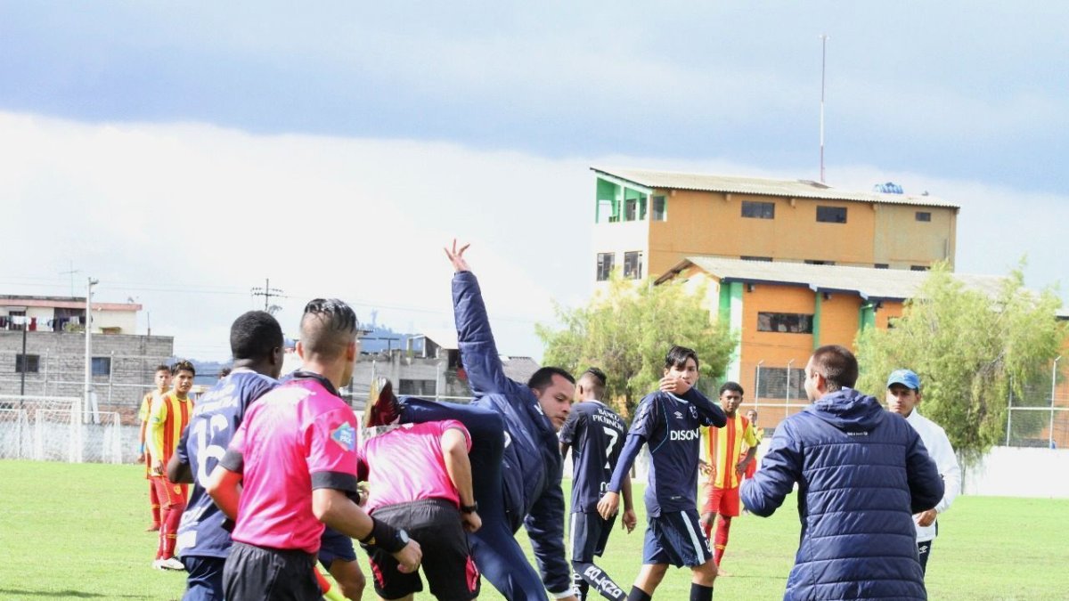 Momentos en que se producía la agresión de Adolfo Monsalve hacia el árbitro.