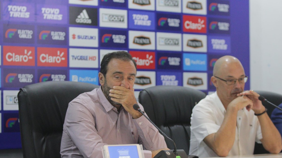 Nassib Neme, presidente de Emelec, junto a Alfredo Arias, entrenador eléctrico, durante una reunión con los medios.