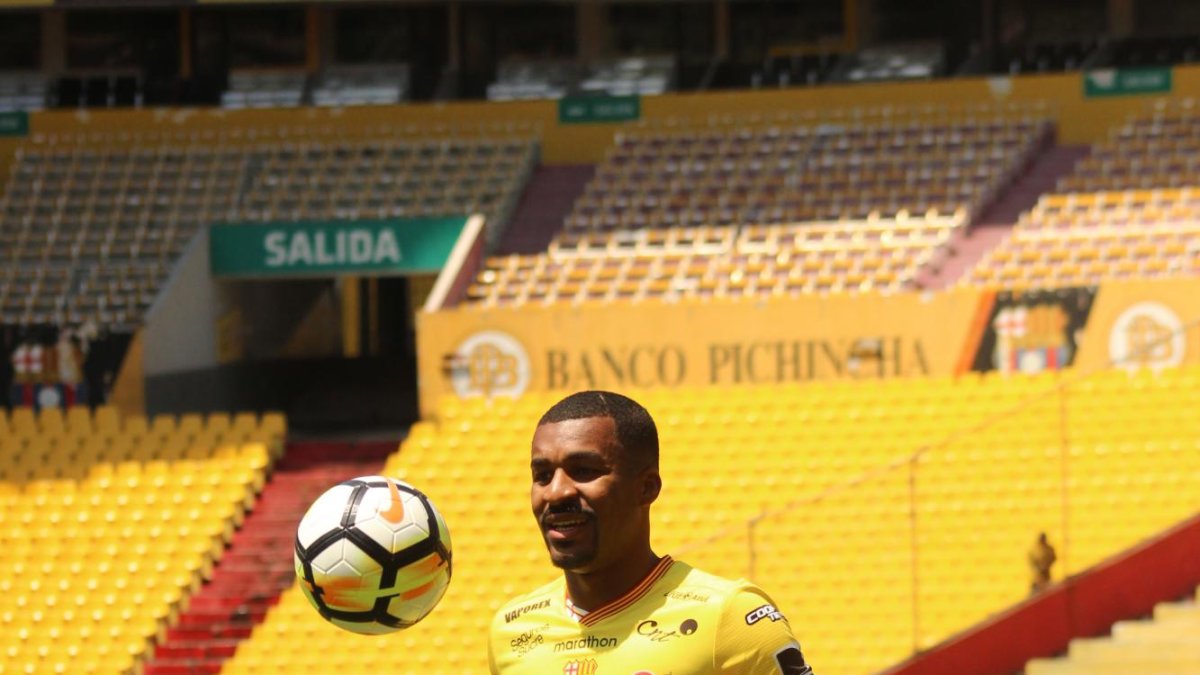 El defensor de 30 años, Frickson Erazo, fue presentado como nuevo refuerzo de Barcelona en julio.