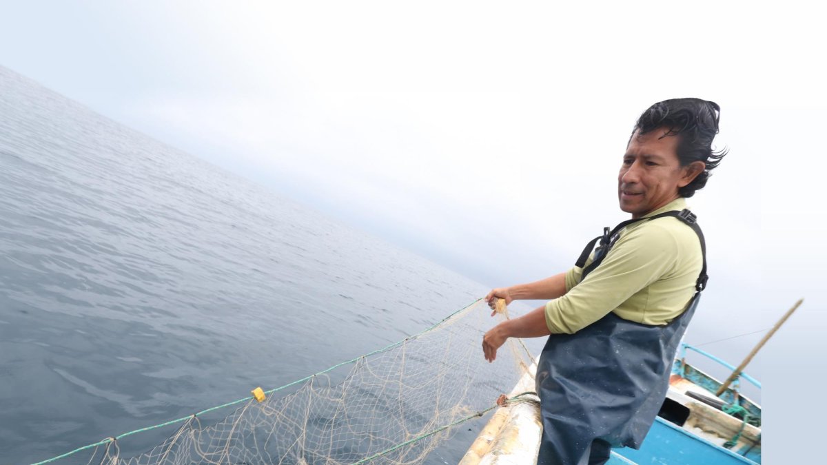 Miguel se guía por la luna para sus jornadas de pesca.