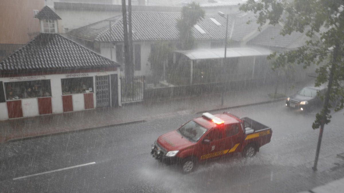 Personal de emergencia se movilizó a los lugares que presentaban inundaciones.