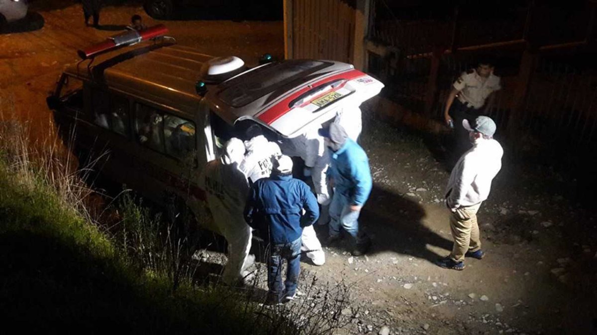 El cuerpo fue trasladado por los agentes.