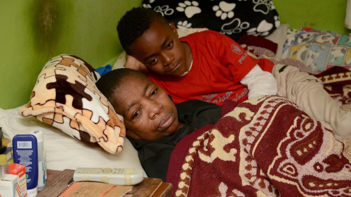 El cantante cuida que su madre se sienta cómoda mientras descansa en casa.