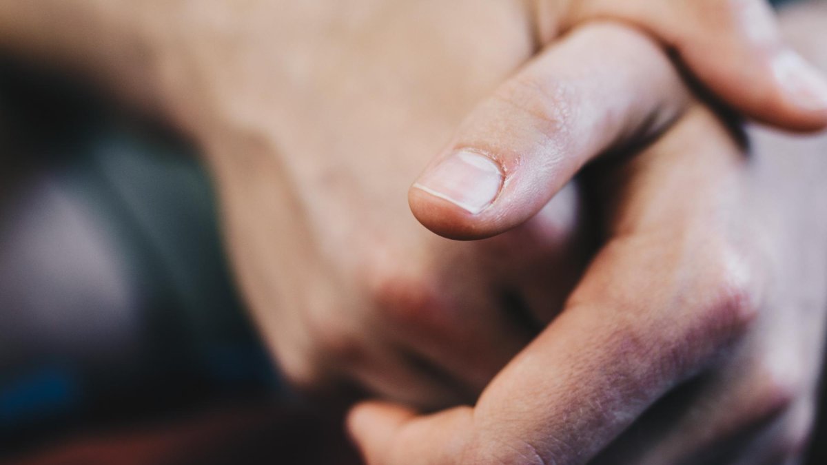 Morderse las uñas perjudica la salud, más allá de los efectos emocionales.