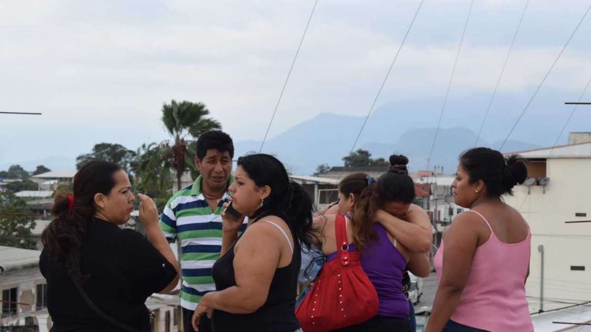 Las mujeres lloraron por la muerte de Kenny Tenorio Murillo, de 37 años, hecho ocurrido la tarde de ayer en una construcción.
