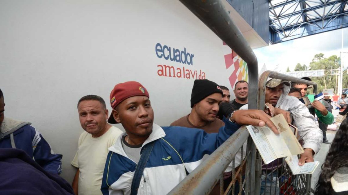 En las afueras de esta diligencia se congregaron dos grupos a favor y en contra de la medida.