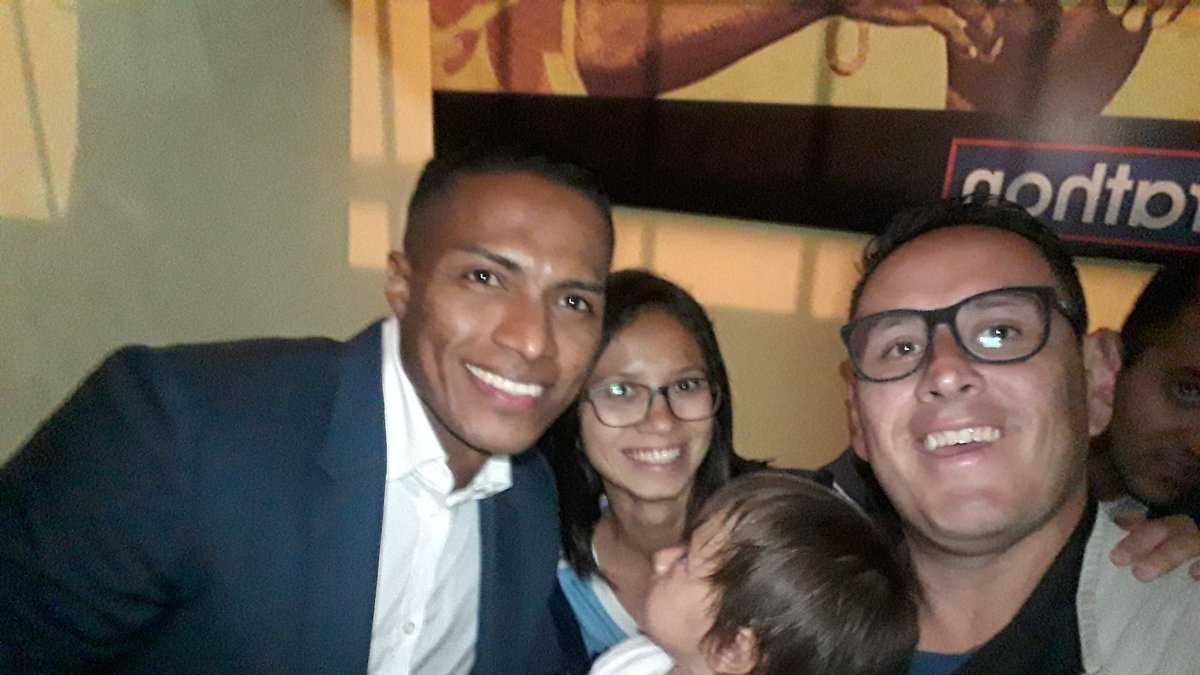 Los fanáticos aprovecharon para tomarse fotos con Valencia.