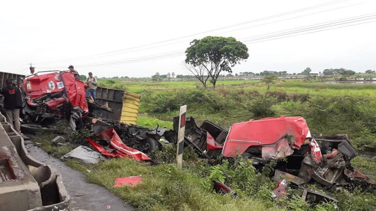 El impacto destrozó gran parte del pesado vehículo.