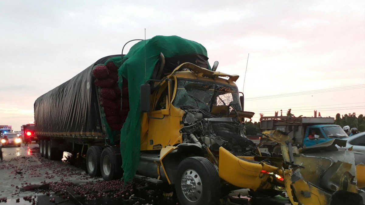 Producto del fuerte impacto con el otro camión, la cabina del tráiler quedó destruida