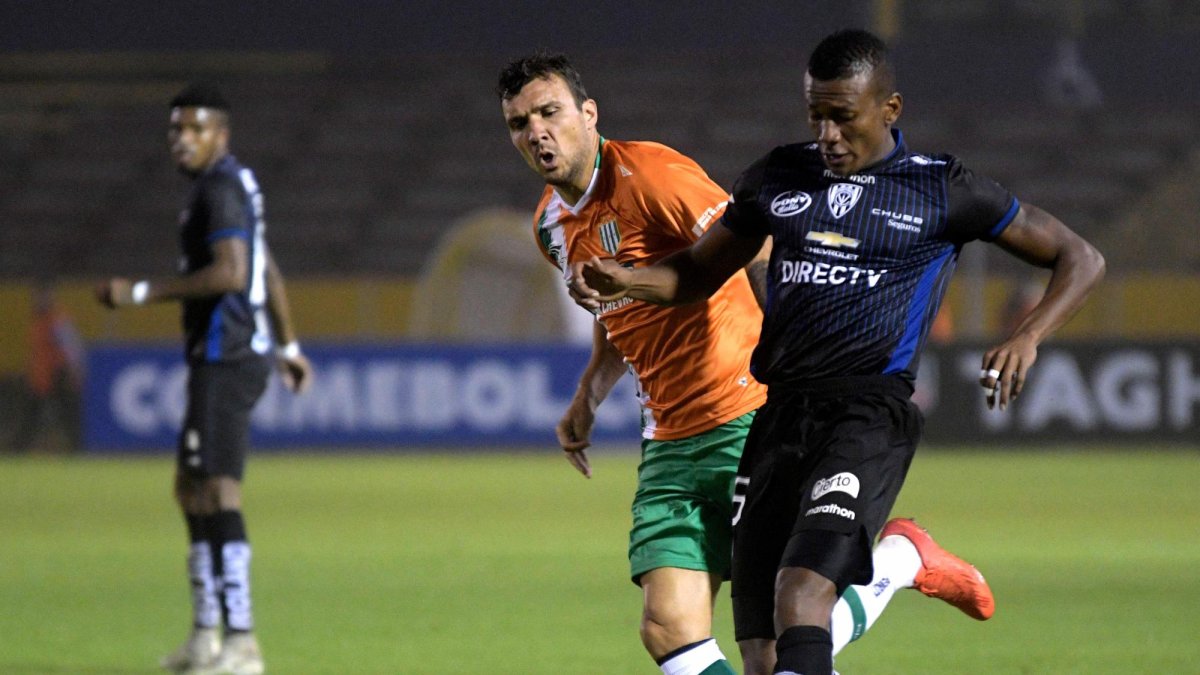 Jugador del Independiente del Valle disputa el balón con el rival.