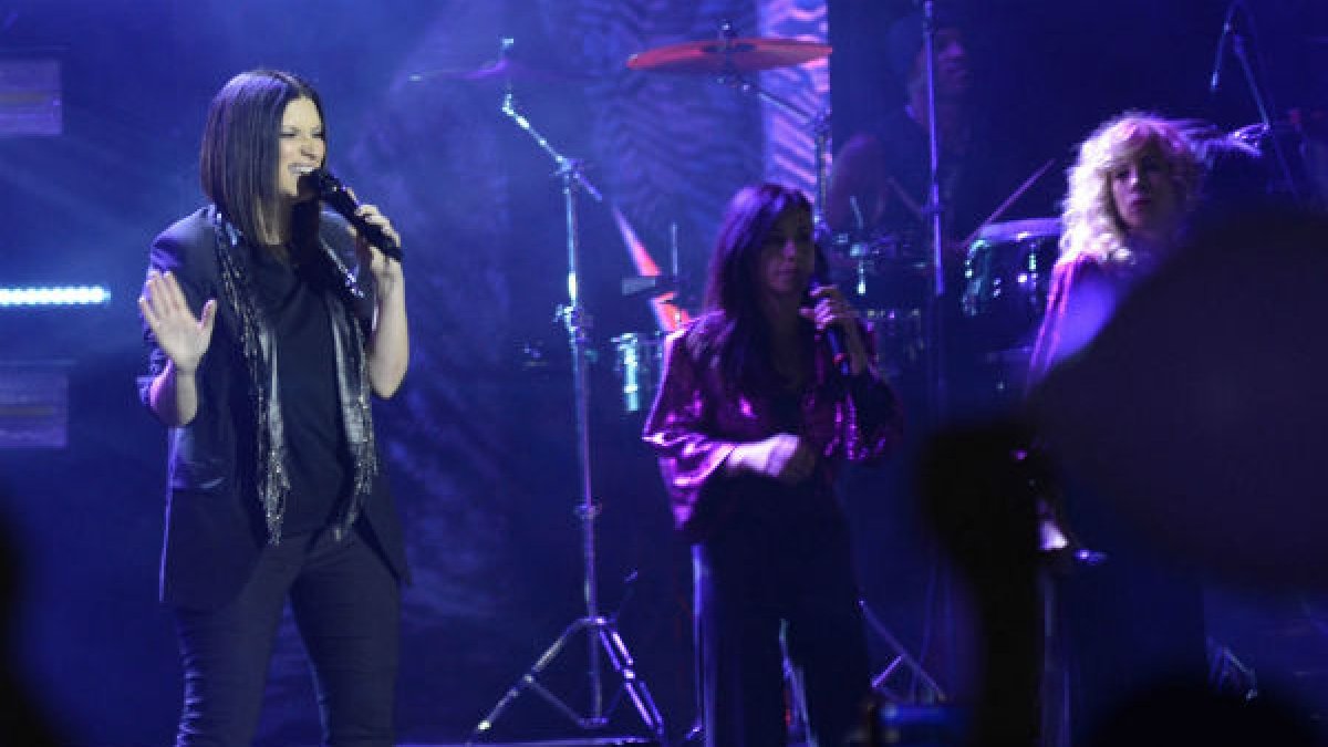 “Gracias. Es que no sé qué decir, hemos empezado hace poco tiempo, ya hemos pasado por algunas naciones del mundo y disculpen gana Ecuador, mis orejas tiemblan, mis orejas son felices, gracias”, manifestó la cantante.