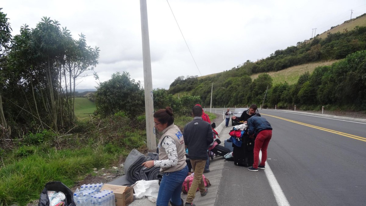 Decenas de venezolanos sin pasaporte se encuentran en las afueras de la ciudad ecuatoriana de Tulcán, a unos 7 kilómetros de la frontera, listos para avanzar en su camino por Ecuador hasta llegar a Perú.