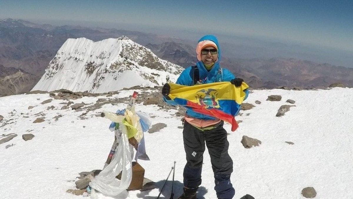La montañista, Daniela Sandoval, muestra la bandera de Ecuador.