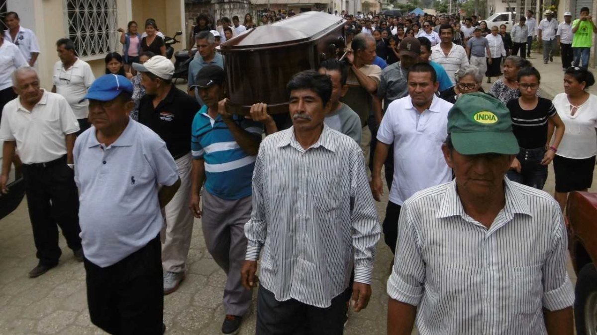 Familiares trasladan el cuerpo al cementerio.