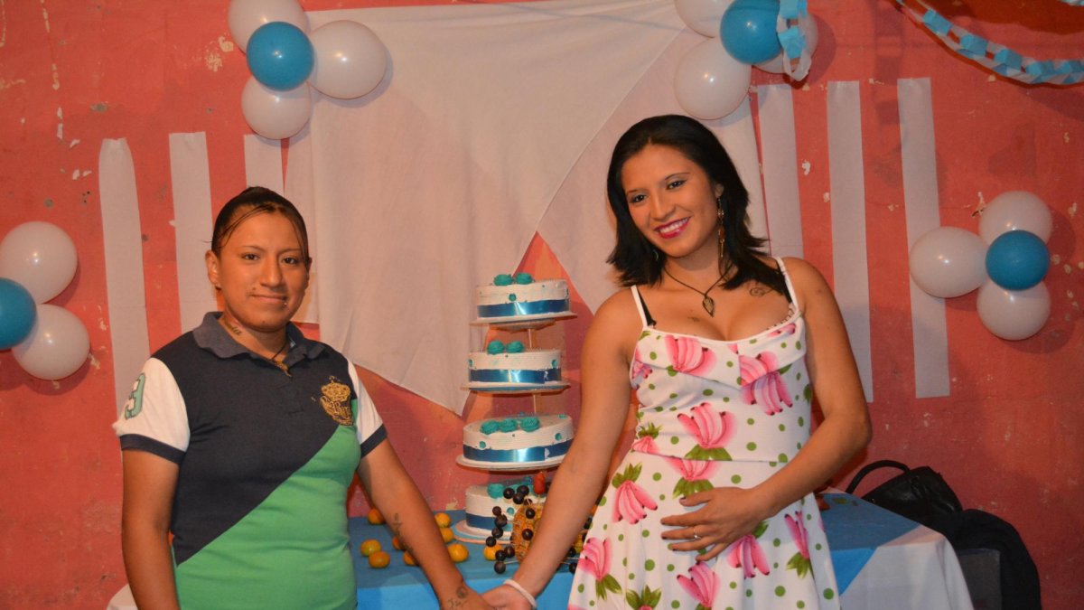 Ambas ya son madres de familia, pero se conocieron en sus prácticas de índor fútbol.