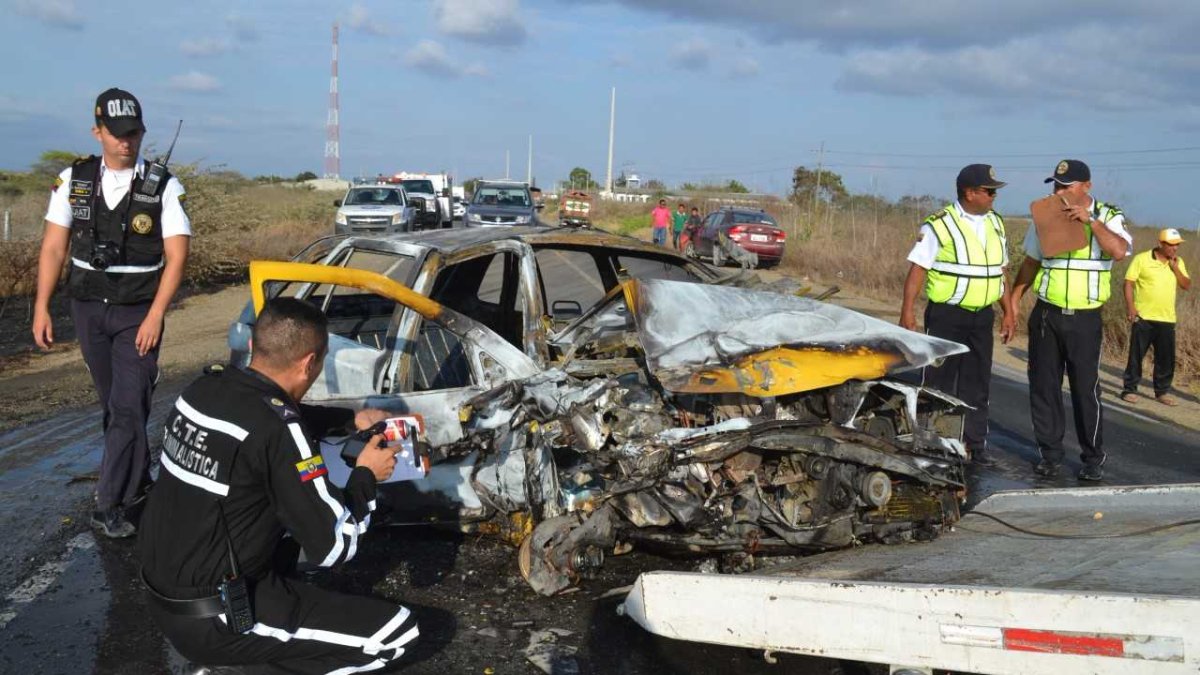 El taxi quedó en cenizas.