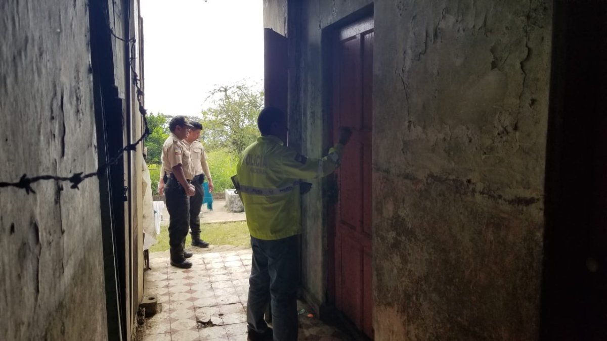 Los policías revisaron toda la fachada y encontraron un cuarto que estaba con candado; al abrir ubicaron  a la pequeña temblorosa y asustada. Su agresor estaba escondido debajo de la cama. (Yadira Illescas / Extra)